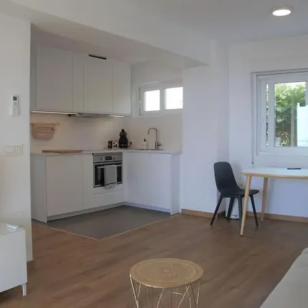 Mercedes 2 Bedroom, Sea Views דירה טורמולינוס